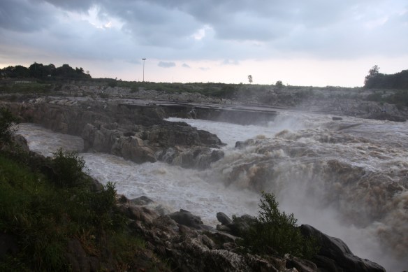 overcast sky at Dhuandhar falls