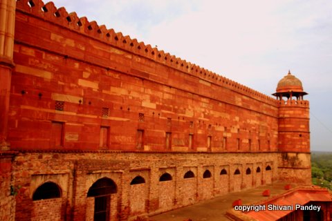 Wall outside the Buland Darwaza